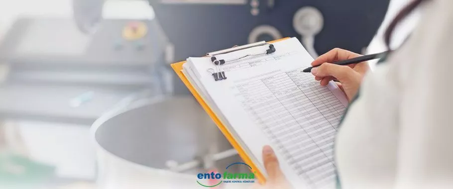 Gıda İşletmelerinde Haşere Kontrol 15 Haziran 2019 by entofarma in Blog hasere-kontrol-hizmetleri-ilaclama-pest-kontrol-sirketleri Gıda İşletmelerinde Haşere Kontrol Sistemi Gıda işletmelerinde haşere kontrol faaliyetleri, entegre haşere kontrol yönetimi standartlarının en yüksek seviyede uygulanarak yürütülmektedir. AIB, BRC, IFS ve GMP gibi uluslararası standartlara uyumlu ve sonuç odaklı haşere kontrol çalışmaları Entofarma servis uzmanları tarafından profesyonelce uygulanır. 444 3 700 Gıda İşletmelerinde Haşere Kontrol Programları Üretim alanlarındaki hava kalitesinin dahi en üst seviyede olması istenen gıda üretim tesislerinde, herhangi bir haşere veya kemirgen yuvalanması ve üremesi kesinlikle kabul edilemez. BRC, AIB, IFS, TSE, ISO 22000 gibi kalite standartları temeline dayalı bir haşere kontrol hizmeti alan gıda işletmelerinde, haşere kontrol uzmanı, haşere sorunu oluşmadan önce sorunu tahmin etmeli ve riskleri ortadan kaldırılma üzerine çalışmalar yapmalıdır. Bu amaçla; gıda işletmelerinde GMP ve HACCP temeline dayalı Entegre Zararlı Yönetimi programları Entofarma Haşere Kontrol hizmetlerinin profesyonel servis uzmanları tarafından geliştirilir ve uygulanır. Gıda İşletmelerinde Haşere Kontrol Alanları Gıda üreten ve depolayan işletmelerde, haşere kontrol programları kalite ve denetim sistemleri de göz önünde bulundurularak planlanır. Entofarma bu amaçla gıda işletmelerini beş ana başlıkta inceler. Üretim Alanları Haşere ve Kemirgen yuvalanması kabul edilemez. Aktivite, Trend ve Risk analizleri düzenli olarak yapılır. Kimyasal pest kontrol yöntemleri tercih edilmez. Yapılacak haşere kontrol çalışmaları, bu bölümlerin üretim prosesi içerisindeki yerine göre gruplandırılarak izlenir. Depolama Alanları Depolama şartları haşere ve kemirgen aktivitesinin oluşmasına izin vermeyecek şekilde geliştirilir. Kimyasal olmayan haşere kontrol yöntemleri tercih edilir. Teknik Alanlar Haşere ve kemirgen aktivitesi riskinin oldukça yüksek olduğu alanlardır. İşletmeyi doğrudan riske eden bu alanlar, yakından izlenir. Sosyal Tesisler Zararlı yuvalanmaları ve bulaşma risklerinin olduğu alanlardır. Dış Alanlar Amaç zararlıları dış alanda engellemek felsefesi üzerine kurulu olduğundan oldukça detaylı bir takip çalışması yapılması gerekli alanlardır. Sıkça yapılan hatalardan biri aktivite iç alana sıçradıktan sonra tedbirlerin alınmaya başlanmasıdır. Tüm izleme ve mücadele yöntemlerinin doğru takvimde yapılması gerekli alanlardır. Gıda İşletmelerinde Haşere Kontrol Prosedürleri